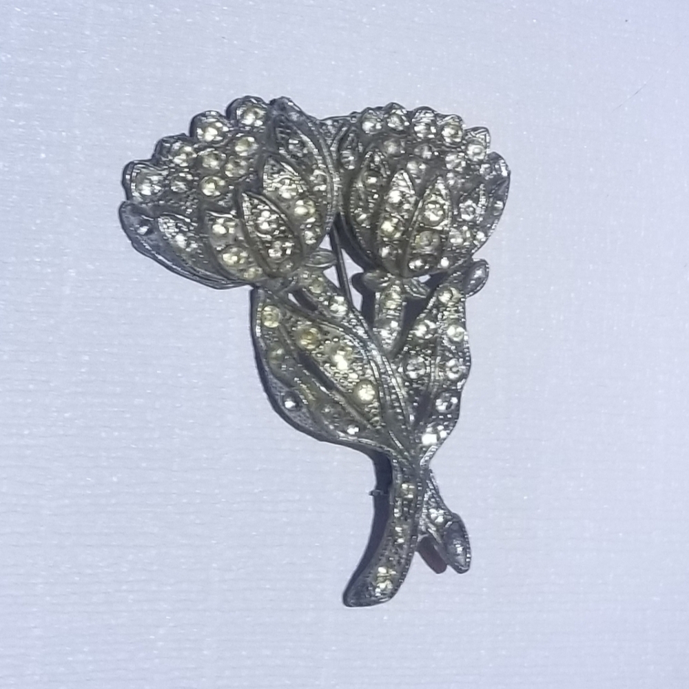 Vintage silvertone flower brooch